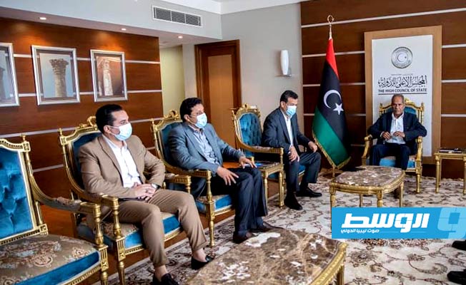 اجتماع عدد من أعضاء مجلس الدولة عن الجنوب ونائب رئيس الوزراء رمضان أبوجناح. (المكتب الإعلامي للمجلس الأعلى للدولة)