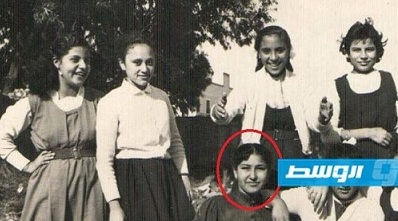 مع رفيقاتها بمدرسة الاميرة ستى 1957