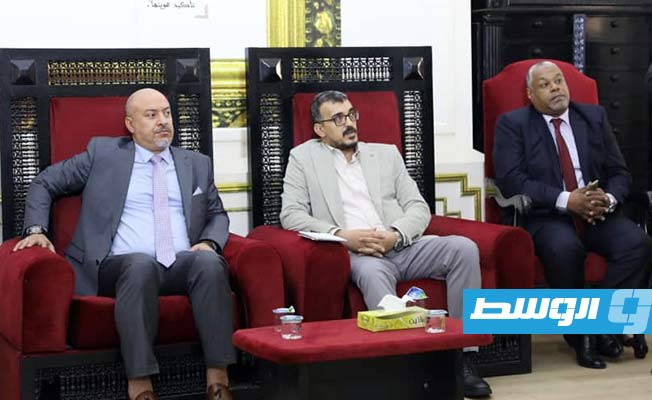 التومي خلال حضوره مراسم أداء اليمين القانونية لعدد من مختاري المحلات في طرابلس. (وزارة الحكم المحلي)