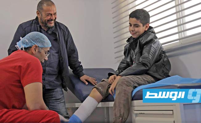 الفريق الطبي المصري يجري كشفا في مصحة غوط الشعال. (مركز طب الطوارئ)