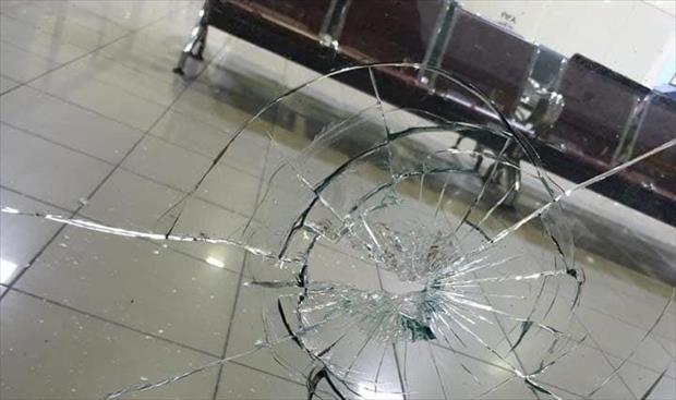 زجاج مهشم في صالة المسافرين جراء القصف الذي تعرض له المطار. (المكتب الإعلامي لرئيس المجلس الرئاسي)