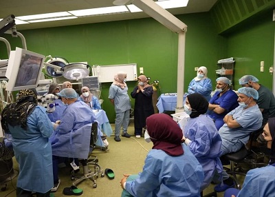 الفريق الطبي داخل غرفة العمليات (صفحة وزارة الصحة على فيسبوك)