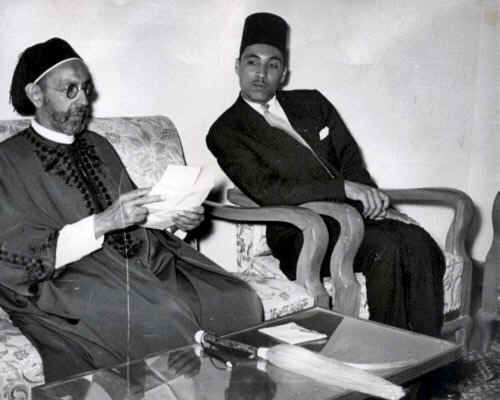 سيف النصر عبدالجليل مع الملك إدريس السنوسي في البيضاء، 1954م. (أرشيف شكري السنكي)