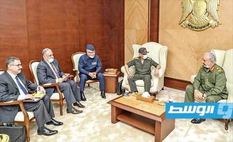 بالفيديو: حفتر يلتقي مدير المخابرات الحربية المصرية بمقر القيادة العامة