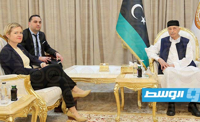 لقاء عقيلة مع السفيرة البريطانية لدى ليبيا بمقر إقامته في القبة. (المركز الإعلامي لرئيس مجلس النواب)