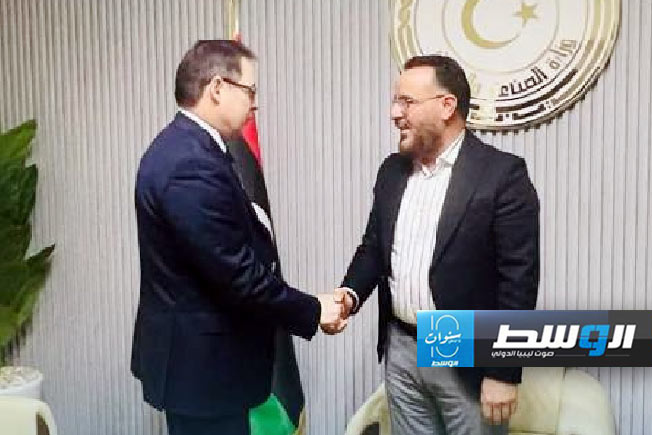 لقاء أبوهيسة مع سفير روسيا لدى ليبيا حيدر أغانين. (وزارة الصناعة والمعادن)