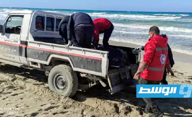 متطوعو جمعية الهلال الأحمر فرع أجدابيا ينتشلون الجثة من شاطئ الزويتينة. (الهلال الأحمر)
