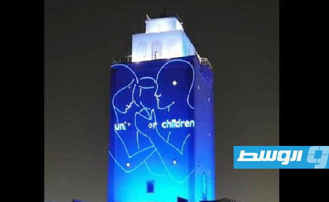 منارة بنغازي تتلون بالأزرق احتفالا باليوم العالمي للطفل