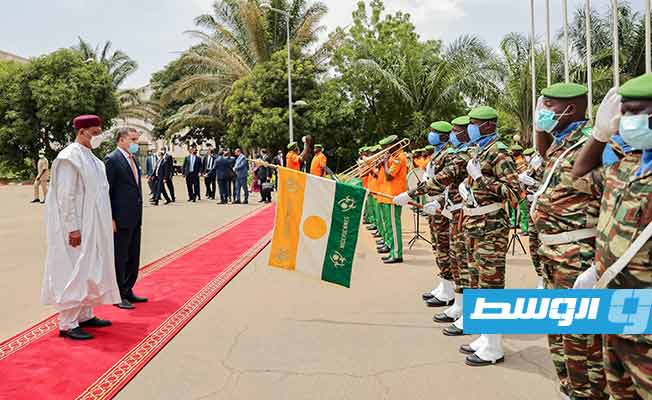 مراسم استقبال الرئيس النيجري محمد بوعزوم للدبيبة في نيامي، الأربعاء 29 سبتمبر 2021. (حكومة الوحدة الوطنية)
