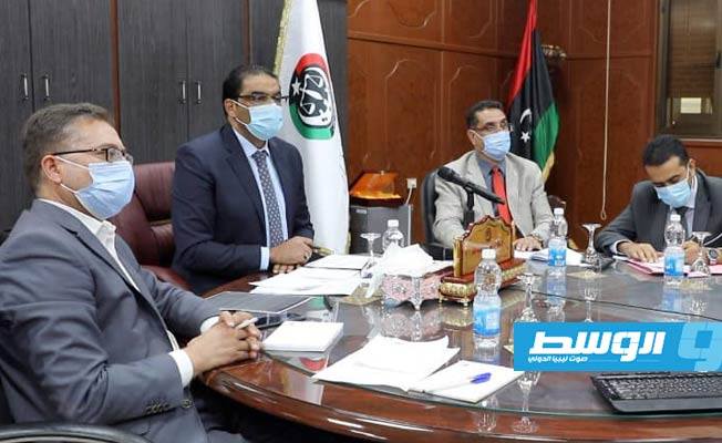 المستشار محمد عبدالواحد أثناء تقديم إحاطة حول حقوق الإنسان في ليبيا للبعثات الدبلوماسية. الأربعاء 7 أكتوبر 2020. (وزارة العدل)