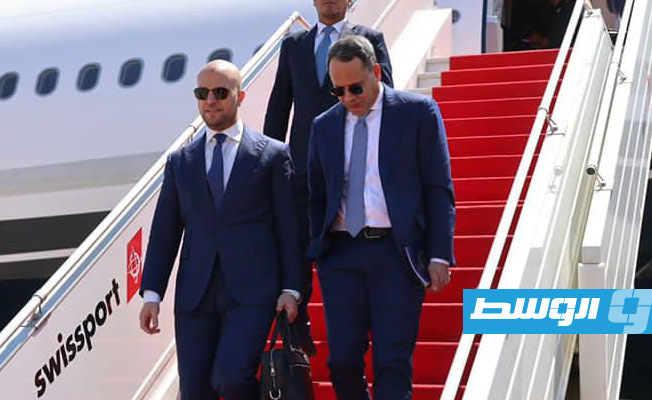 رئيس الوزراء الجزائري يستقبل الدبيبة والوفد المرافق له بمطار هواري بومدين