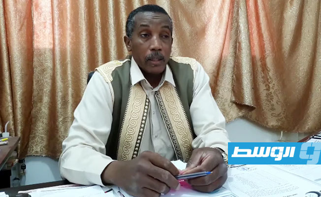 مدير مستشفى غات العام حامد علي في رده على واقعة الولادة داخل سيارة. (صورة من فيديو: صفحة المستشفى)