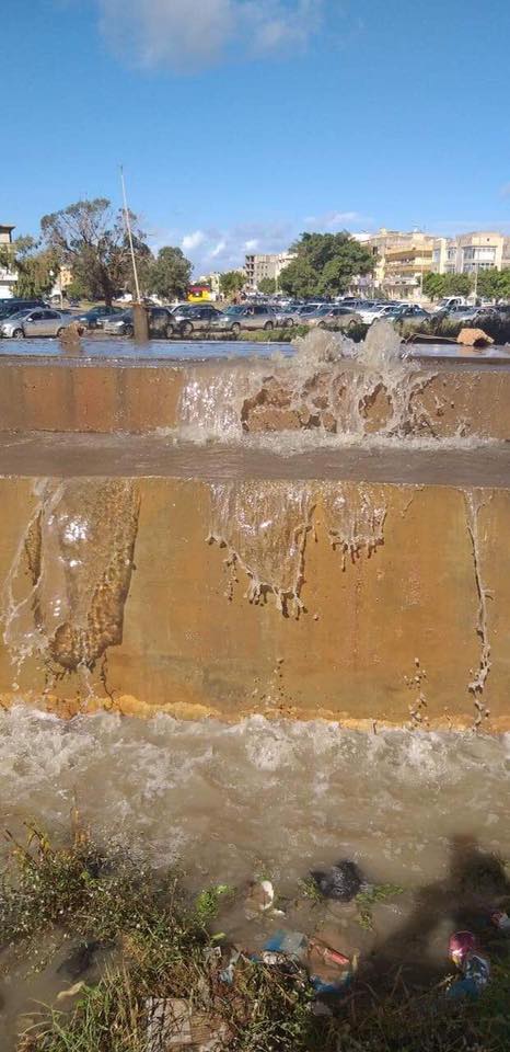 تواصل محاولات تسليك طفح مياه الأمطار في بنغازي