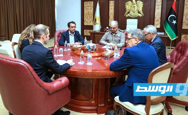 لقاء حفتر ومبعوث ماكرون بمقر القيادة العامة في بنغازي، الأحد 29 أكتوبر 2023. (القيادة العامة)