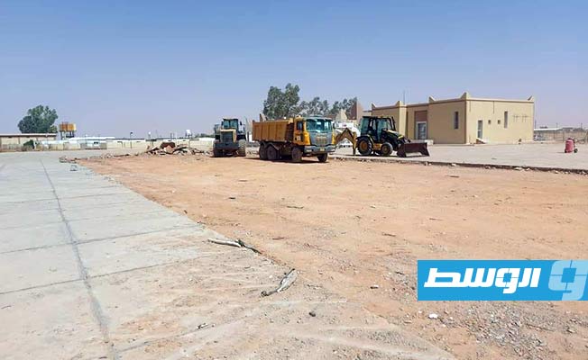 أعمال صيانة ساحة وقوف الطائرات بمطار أوباري جنوب غرب ليبيا، الأحد 2 يوليو 2023. (مصلحة المطارات)