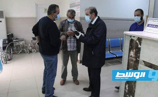 مسؤولين بمديرية أمن طرابلس خلال زيارتهم للشرطي المصاب، 2 أبريل 2020. (مديرية أمن طرابلس)