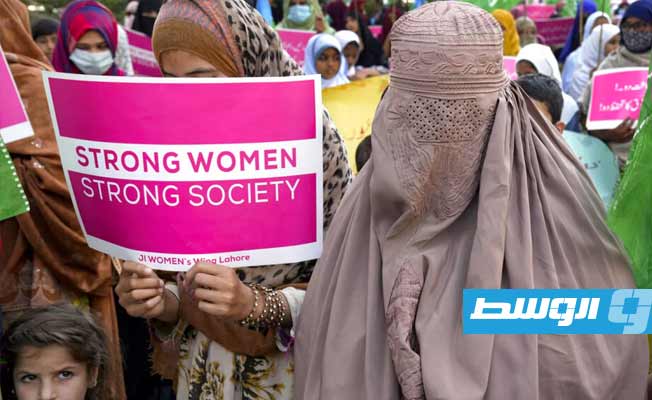 نساء داعمات لحزب ديني "الجماعة الإسلامية" في مسيرة للاحتفال باليوم العالمي للمرأة، في لاهور ، باكستان. (الإنترنت)