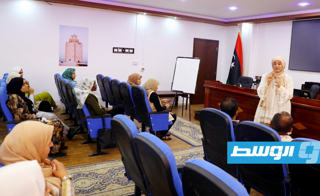 دكتورة هدى عبدالله المقيرحي أثناء المحاضرة التي ألقتها في جامعة بنغازي، 15 أغسطس (صفحة الجامعة على فيسبوك)