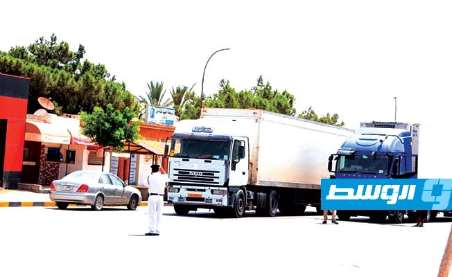 مركبات تقف في منفذ رأس اجدير الحدودي بين تونس وليبيا، 18 يوليو 2020. (المكتب الإعلامي للمنفذ)