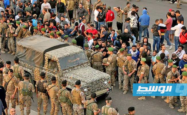 الجيش يفتح الطرقات في لبنان غداة استقالة الحكومة