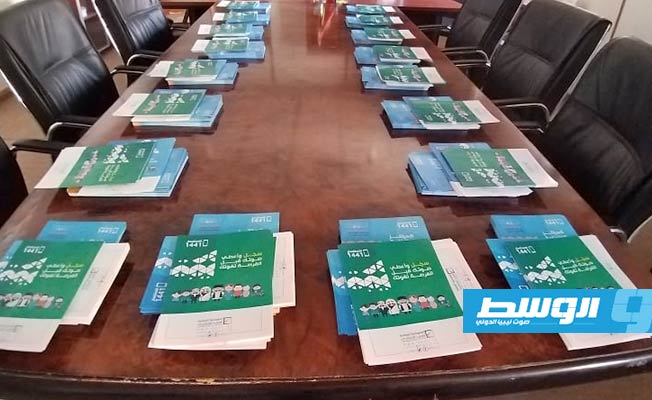 اجتماع مكتب الإدارة الانتخابية في سبها مع منظمات المجتمع المدني العامة في مجال التوعية الانتخابية. (تصوير: رمضان كرنفودة)