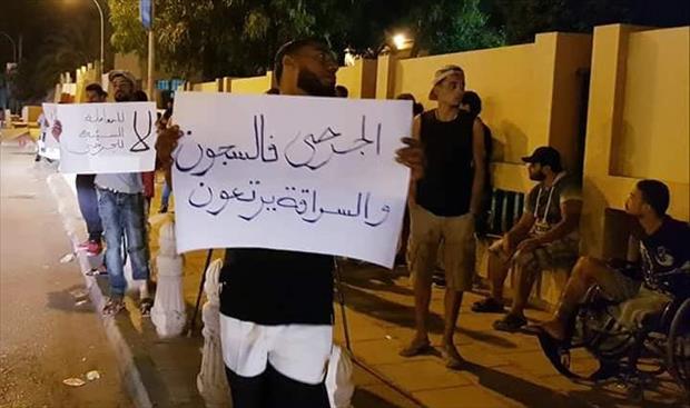 جرحى الجيش يحتجون للمطالبة بإطلاق ثمانية من زملائهم محتجزين لدى الشرطة العسكرية بالمرج