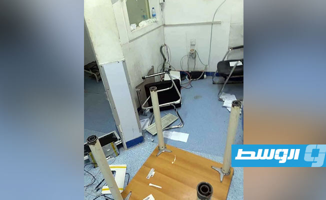 آثار ااعتداء على قسم الإسعاف والطوارئ بمركز طبرق الطبي. (الإنترنت)