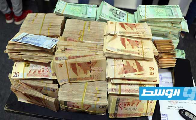 أموال مضبوطة بحوزة المتهمين (صفحة مديرية أمن طرابلس على فيسبوك)