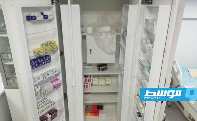 دولاب أدوية مركز العزل الصحي العائم بقاعدة أبوستة البحرية في طرابلس. (وزارة الصحة)