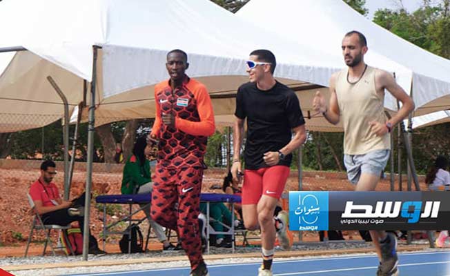 العداء الليبي علاء الجورني خلال تدريباته في غانا (صفحة اللجنة الأولمبية على فيسبوك)
