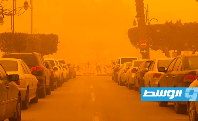 بالصور.. عاصفة ترابية تضرب العاصمة طرابلس وانعدام الرؤية في الشوارع