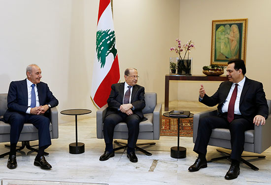 الحكومة الجديدة في لبنان تعقد أول اجتماع وسط حركة احتجاجية غير مسبوقة