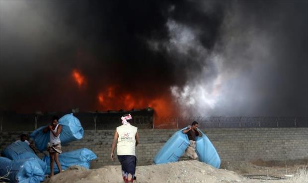 حريق يلتهم مساعدات في مخازن برنامج الأغذية العالمي بميناء الحديدة اليمني