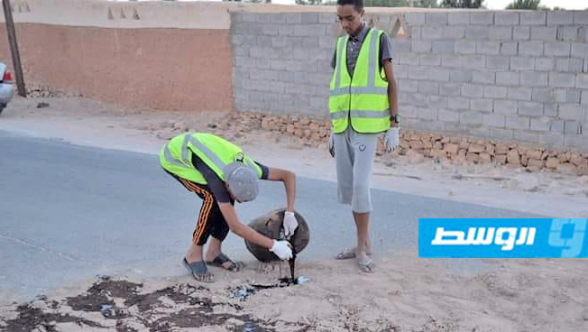 شبان متطوعون يطلقون حملة لصيانة الطرق في غدامس