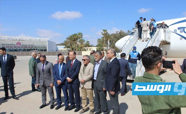 صورة تذكارية أخرى لمسؤولي المطار أمام طائرة مصر للطيران.