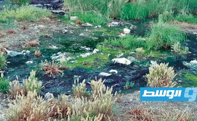 طفح مياه الصرف الصحي بمنطقة أبوهادي في سرت. (بوابة الوسط)