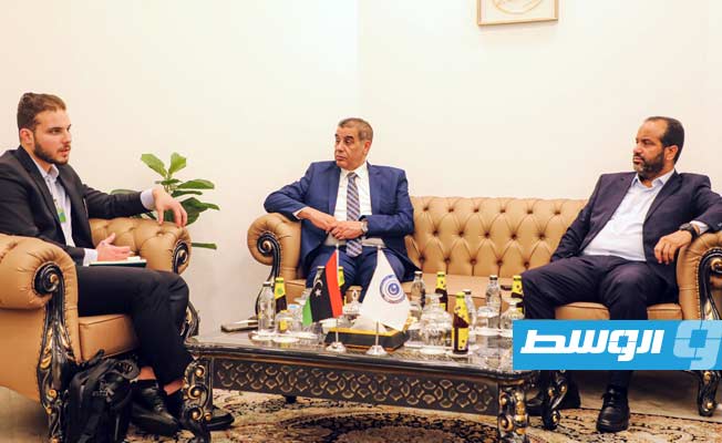 اجتماع القطراني مع مندوب شركة «باغس غروب» النمساوية في بنغازي، الخميس 28 يوليو 2022. (إعلام الحكومة)