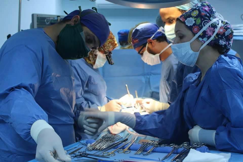 فريق طبي أميركي يجري 10 عمليات قلب مفتوح لأطفال بمركز طبرق الطبي