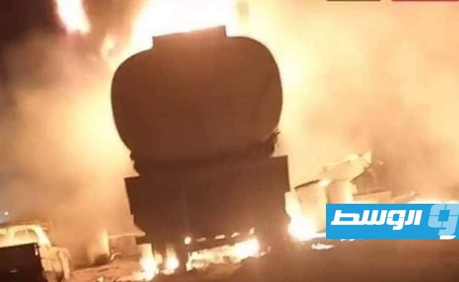 اشتعال النيران في شاحنة وقود في بلدية بنت بيه, 1 أغسطس 2022. (بوابة الوسط)