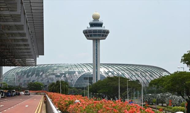 حمال أمتعة يبدل بطاقات 300 حقيبة بمطار سنغافورة