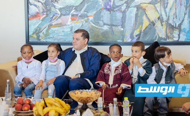 أطفال دار رعاية الطفل طرابلس مع الدبيبة في منزله, 19 أكتوبر 2021. (حكومة الوحدة الوطنية الموقتة)