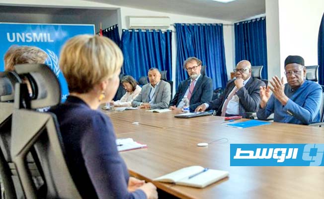 مندوبة بريطانيا لدى الأمم المتحدة وسفيرتها في طرابلس خلال لقائهما مع باتيلي وزينينغا، الثلاثاء 6 يونيو 2023. (البعثة الأممية)