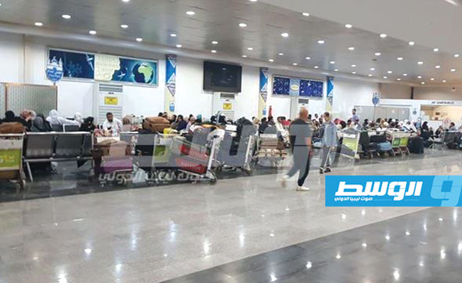 الخطوط الليبية تستأنف تسيير رحلاتها المتأخرة بمطار بنينا بعد يوم من توقفها