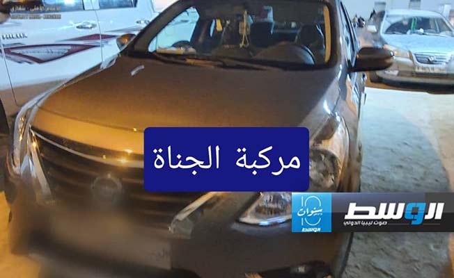 سيارة مع المتهمين عقب القبض عليهما، 4 أبريل 2024. (مديرية أمن بنغازي)