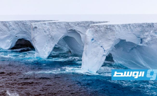 أكبر جبل جليدي في العالم يتحرك في اتجاه شمال المحيط القطبي الجنوبي
