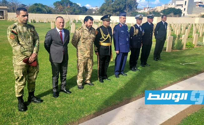 من زيارة الملحقين العسكريين البريطاني والإيطالي لمقبرة ضحايا الحرب العالمية الثانية في طرابلس، 23 يناير 2023. (السفارة البريطانية لدى ليبيا)