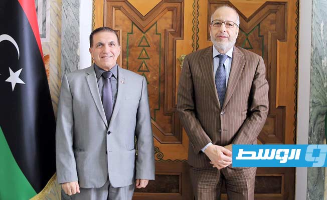 الكبير مع سفير مالطا لدى ليبيا، تشارلز صليبا في طرابلس، الخميس 28 أبريل 2022. (مصرف ليبيا المركزي)