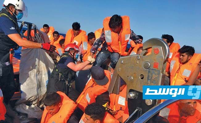 «فرانس برس» ترصد معاناة 3 مهاجرين التقوا بسجون ليبيا وجمعتهم مجددا «أوشن فايكينغ»