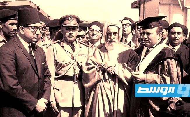 الدكتور رؤوف بن عامر خلف الملك اثناء وضع قواعد الجامعة الليبية