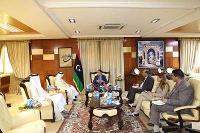 وزير الاقتصاد والتجارة بحكومة الوحدة الوطنية محمد الحويج يلتقي سفير قطر لدى ليبيا خالد الدوسري، الإثنين 22 مايو 2023 (وزارة الاقتصاد)